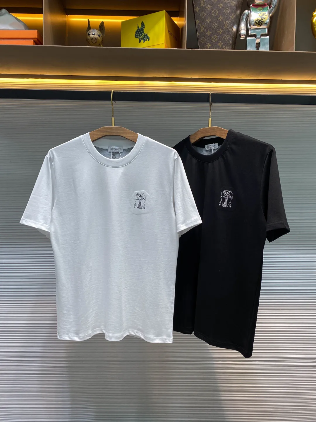 BC 26SS spring and summer New Arrival jersey cotton basic round neck short Tee, men's and women's Same Style Classic badge embroidery fashionable casual short-sleeved T-shirt! Trading company channels are rare and available on the official website simultaneously! In the vast ocean of fashion, there are always some items that can stand out with their unique charm and become the focus of everyone's attention. The BC emblem embroidered T-shirt is one of them! This T-shirt is made of custom-made plain knitted cotton fabric. After a complex weaving process, the knitted cotton fabric produced has a tight texture but just the right amount of breathability! Moreover, the fabric also has good hygroscopicity. Even if your body is sweating slightly in the hot summer, it can quickly absorb sweat and keep your skin dry and comfortable, so that you can feel free and comfortable all the time! The embroidery decoration of the Classic badge on the chest is undoubtedly the soul of the entire T-shirt. The designer cleverly integrated the brand elements into the badge, putting his heart and soul into every stitch and thread! The embroidery masters are even more skilled. The needles in their hands are like agile dancers, moving lightly on the cotton cloth with smooth and clear lines, as if they are the perfect picture drawn by the master's pen, without any delays or flaws! It is not only a simple decoration, but also a symbol of status and a pursuit of quality and fashion! The overall design is simple yet high-end, without too many complicated designs, but it can inadvertently show the wearer's unique taste and temperament! The fitted version is like armor tailor-made for the body. It is neither too loose and dragging, nor too tight to make you feel restricted. It cleverly fits the body curves, showing the beauty of natural and smooth lines! Black/White, two colors available! Size: S-XXL S code: Shoulder width 45cm - Bust circumference 104cm - Clothing length 67cm M size: Shoulder width 46cm - Bust circumference 108cm - Clothing length 69cm L size: Shoulder width 47cm - Bust circumference 112cm - Clothing length 71cm Size recommendation (standard version): Height 174-140 pounds, try on size M, which is suitable! Boys weighing less than 130 pounds should choose S size, 130-143 pounds should choose M size, 143-156 pounds should choose L size, 156-170 pounds should choose XL size, and 170-185 pounds should choose XXL size! All girls can choose size S!